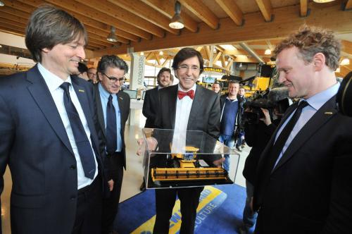 Premier Elio Di Rupo bezoekt New Holland in Zedelgem