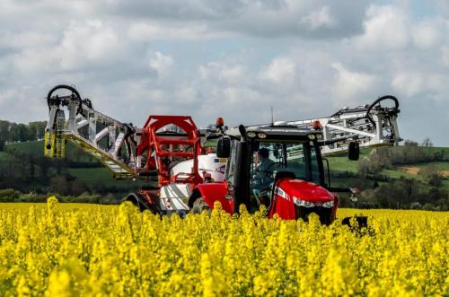 Nieuwe 3-armige spuitboom RHA3 S op het getrokken spuittoestel METRIS : Spuittechniek is onze specialiteit !