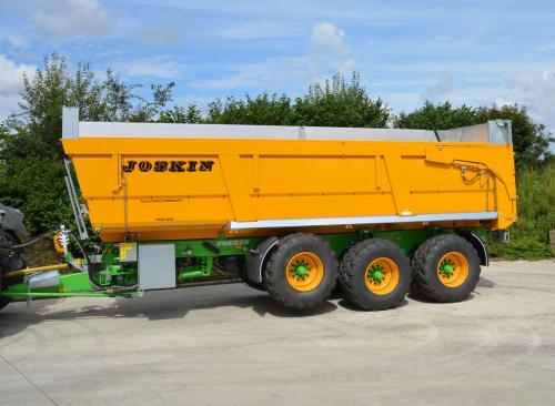 NIEUWE HYDRAULISCHE OPZETSCHOTTEN OP LANDBOUWKIPWAGENS