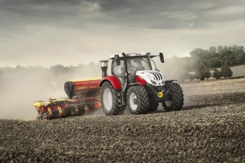 De STEYR Profi met S-Control 8® transmissie wint de titel Machine van het Jaar 2018.