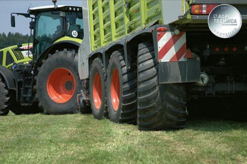 Verfijnde elektro-hydraulische gedwongen sturing voor aanhangwagens bij Claas