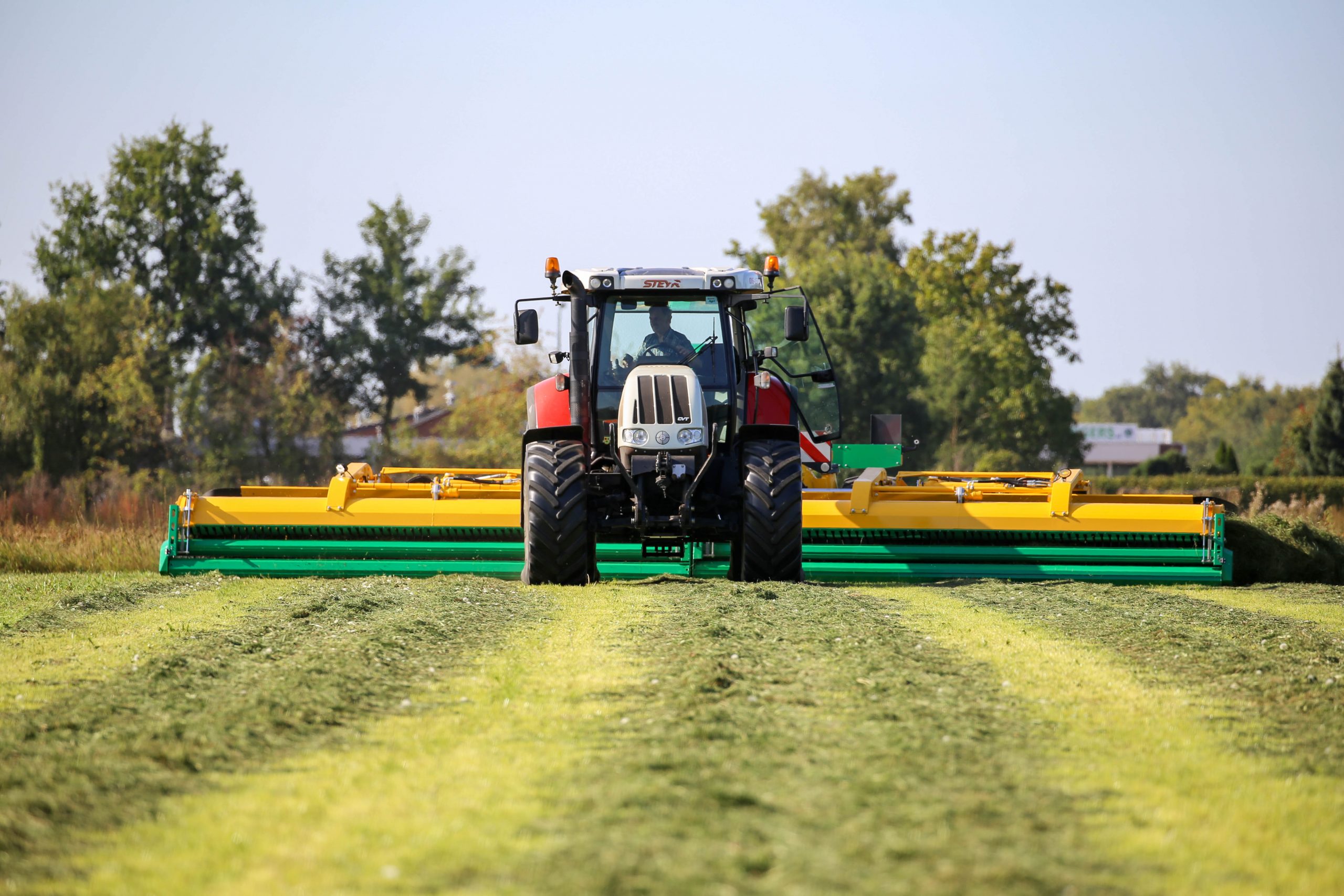 Ploeger getrokken bandhark het veld in
