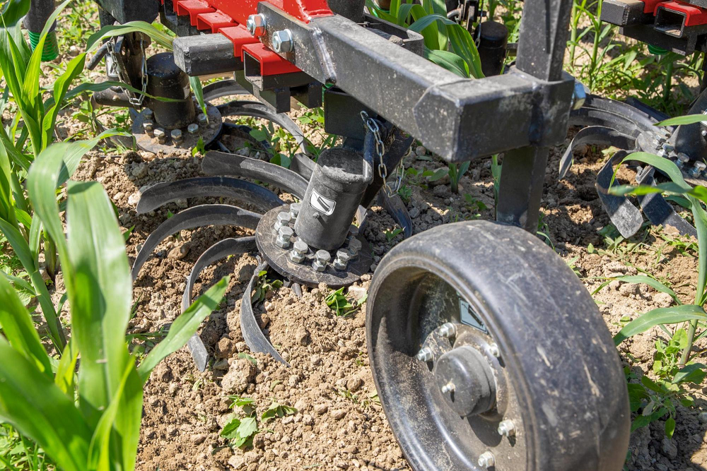 Fliegl brengt nu ook een assortiment schoffelmachines op de markt