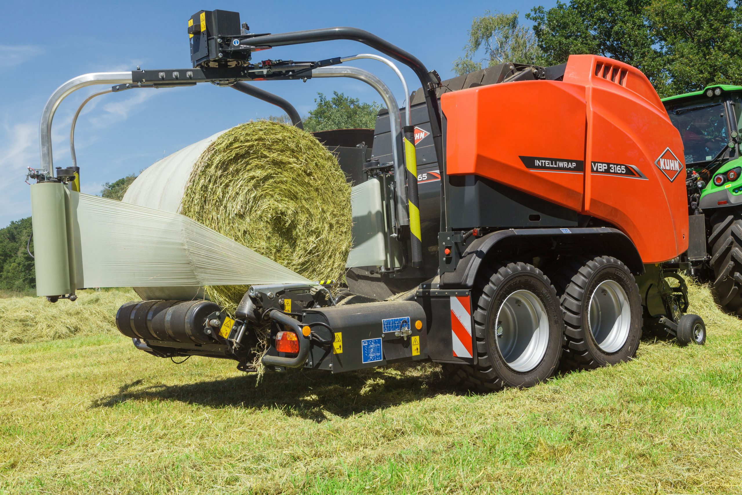 Foliebinding nu leverbaar voor de KUHN VBP balenpers-wikkelcombinatie met variabele kamer