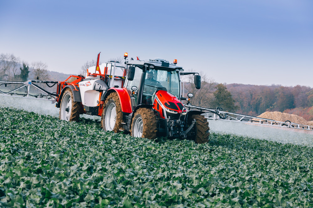 La nouvelle série MF 5S de Massey Ferguson, polyvalente, combine la meilleure visibilité de sa catégorie avec une facilité d’utilisation, de confort et de contrôle pour les exploitations laitières et de polyculture-élevage