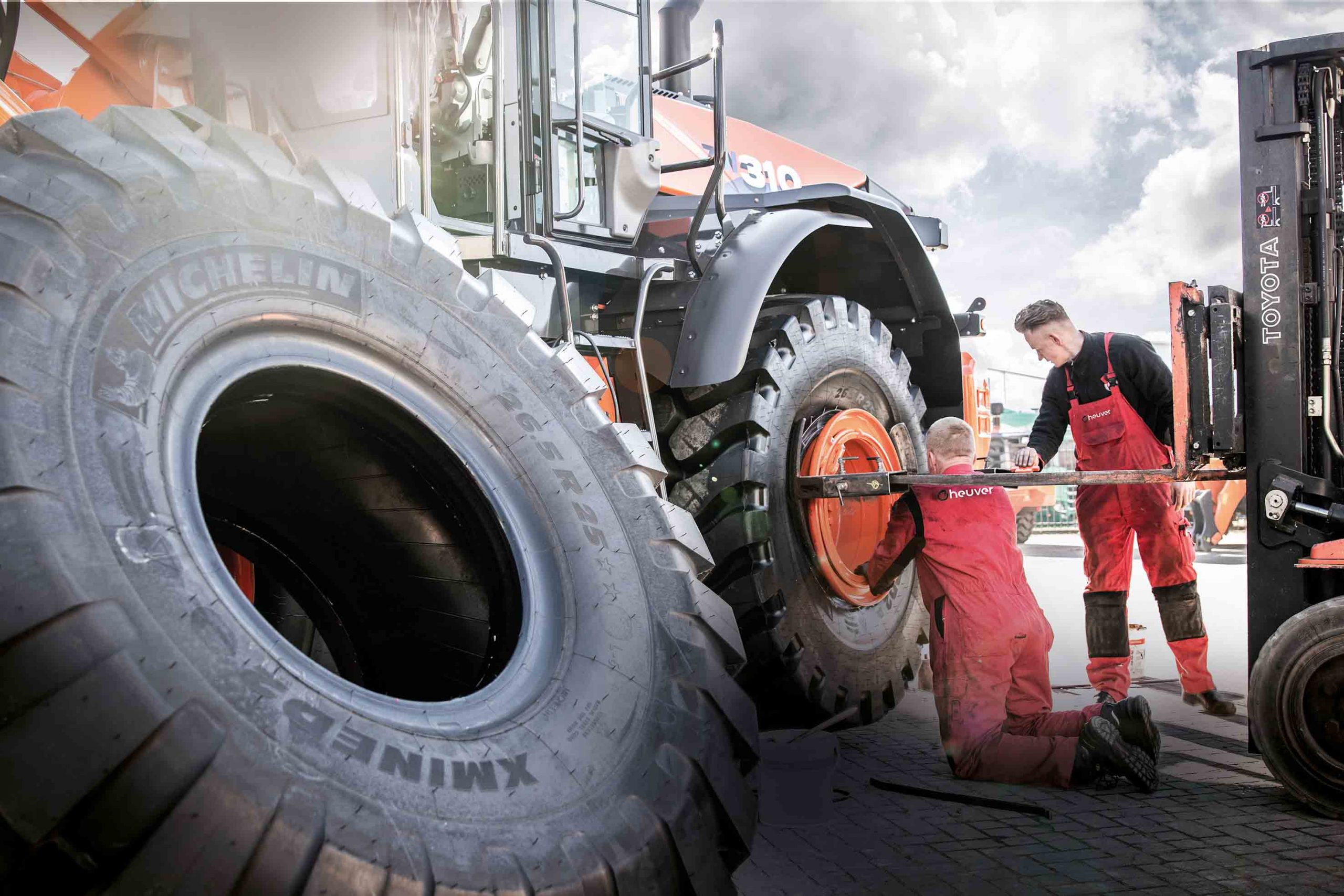Heuver is dé fullservice EM-specialist, met nieuwe én meer dan 1.000 gebruikte grondverzetbanden