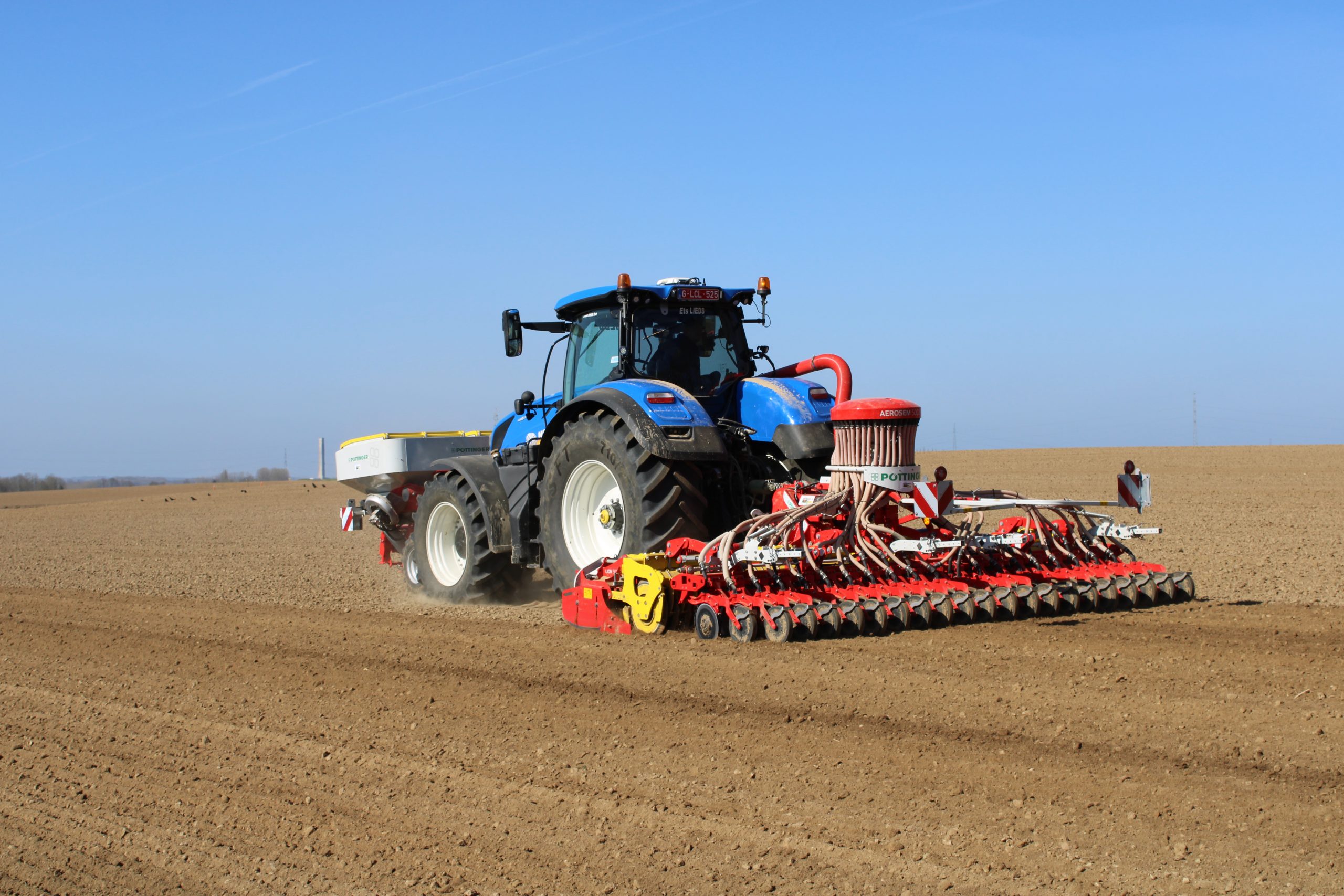 Pöttinger présente un combiné de semis repliable et à trémie frontale