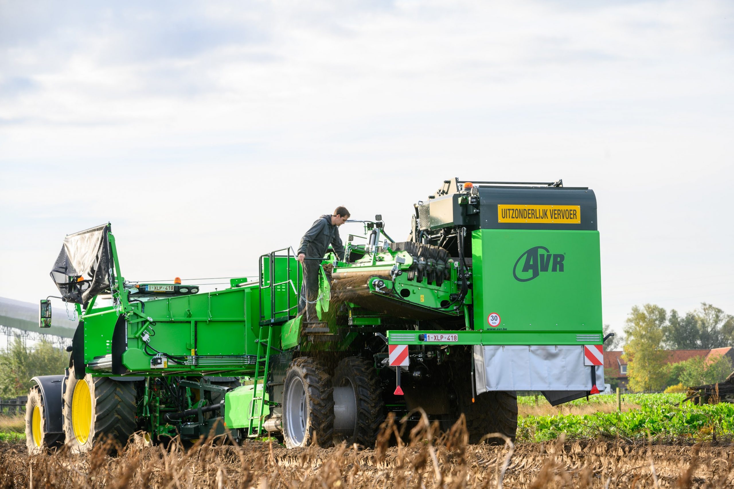 AVR Spirit 7200, nieuwe 7-tonsbunker verstekrooier met extra loofscheidingssysteem