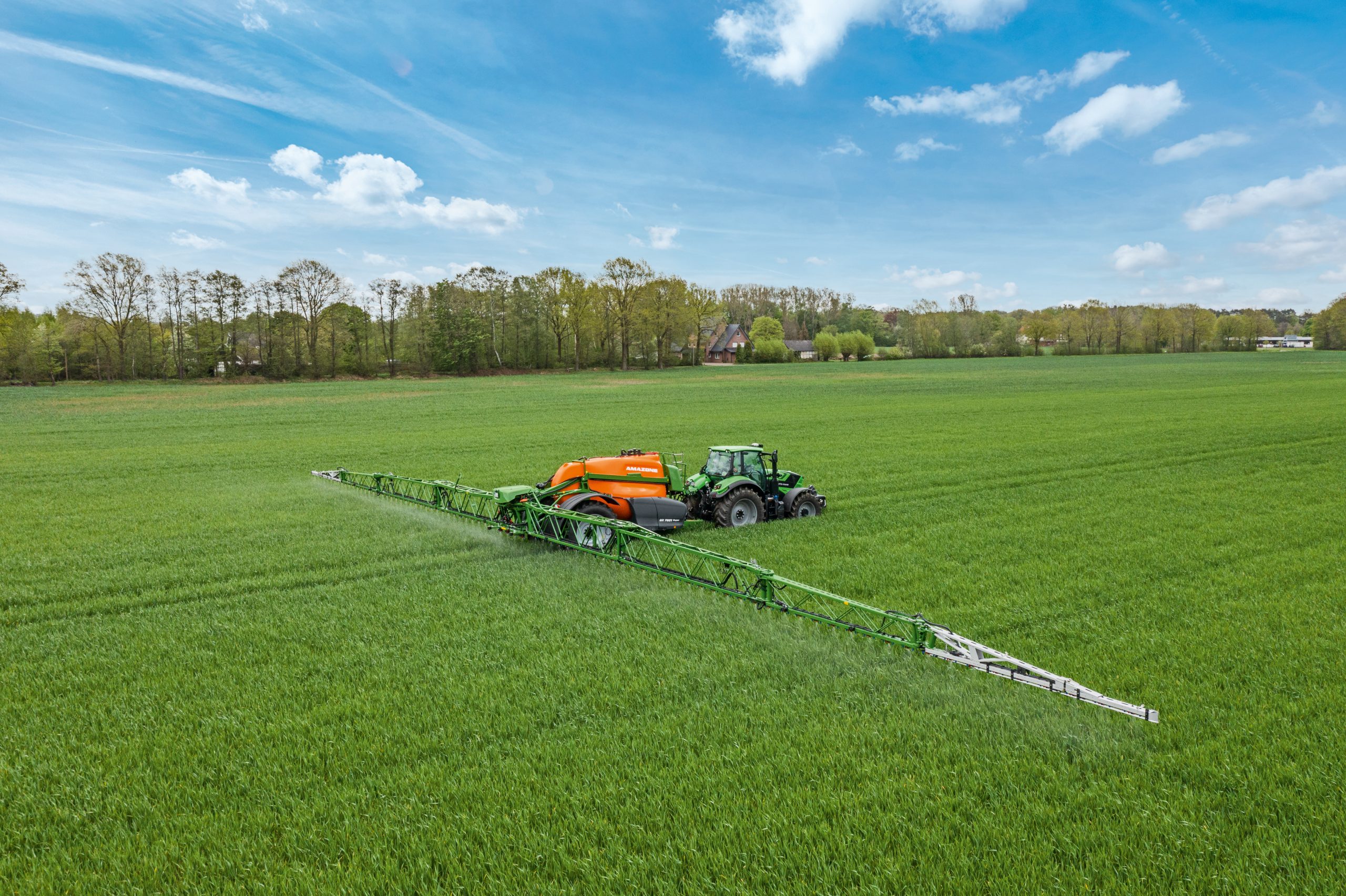 Maximale capaciteit en precisie op één as: De nieuwe grootte: AMAZONE getrokken veldspuit UX Super tot 9.000 l nominale inhoud en 42 m werkbreedte