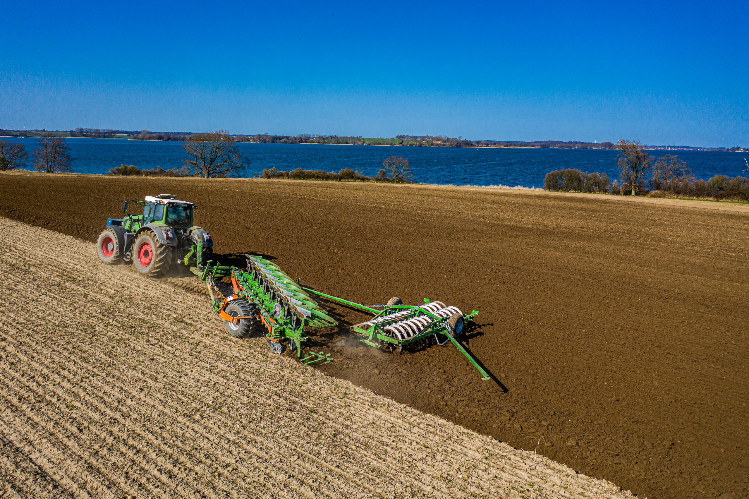 Het nieuwe vlaggenschip van de ploegen:  AMAZONE halfgedragen wentelploeg Tyrok 400