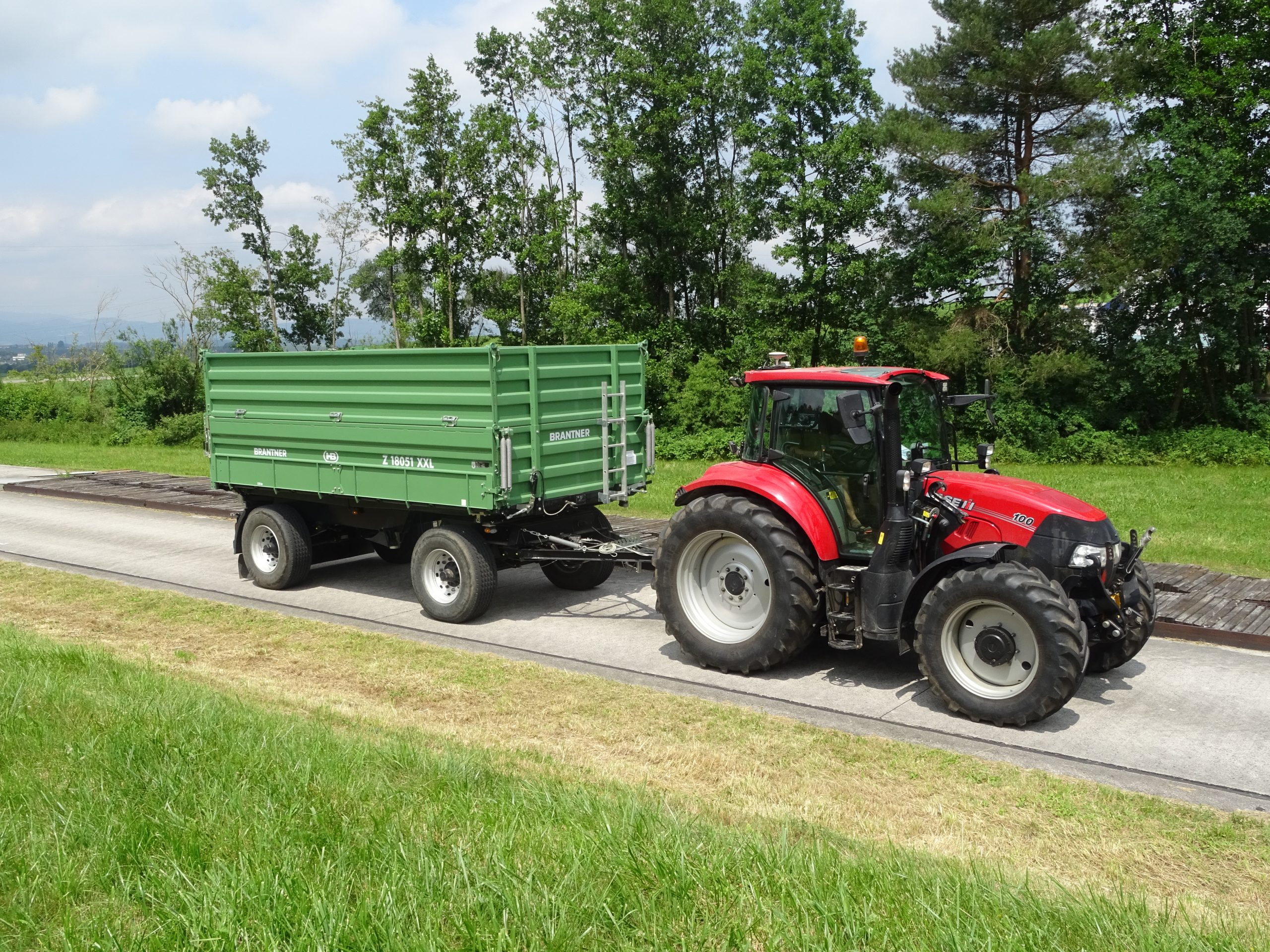 Un nouveau tracteur et une ancienne remorque: une combinaison dangereuse