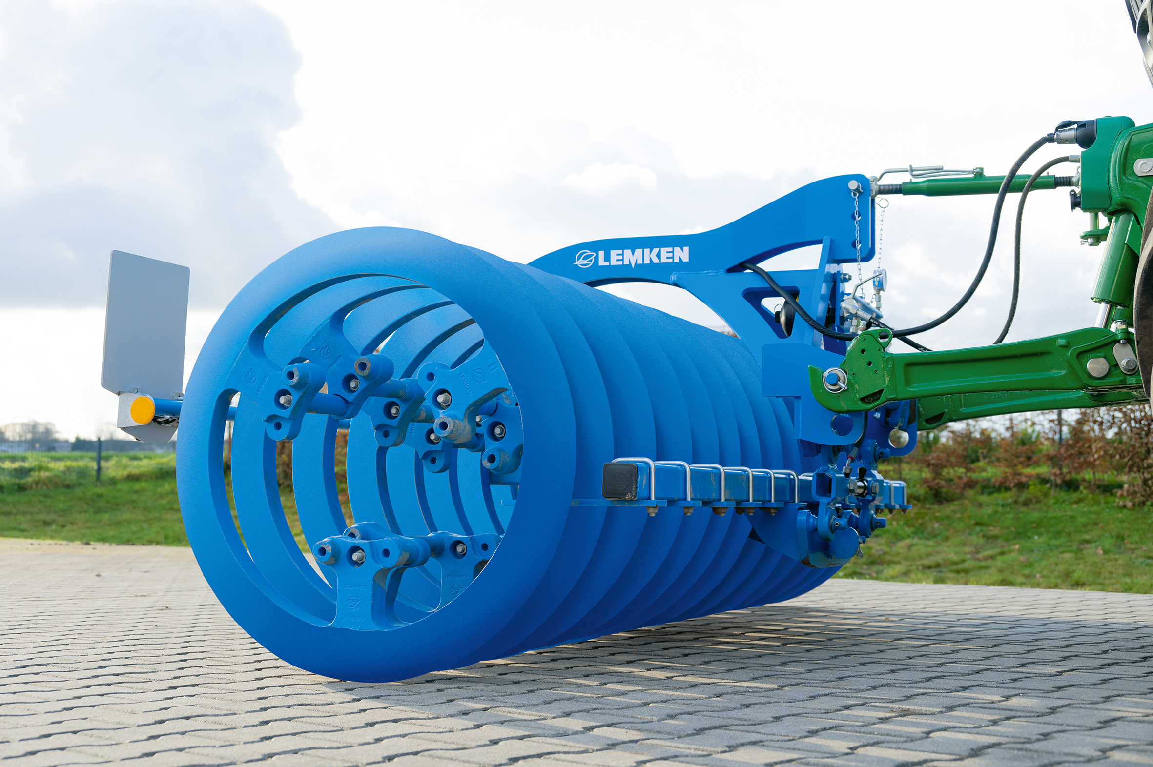Nouveau rouleau frontal plombeur de LEMKEN, qui suit parfaitement les voies