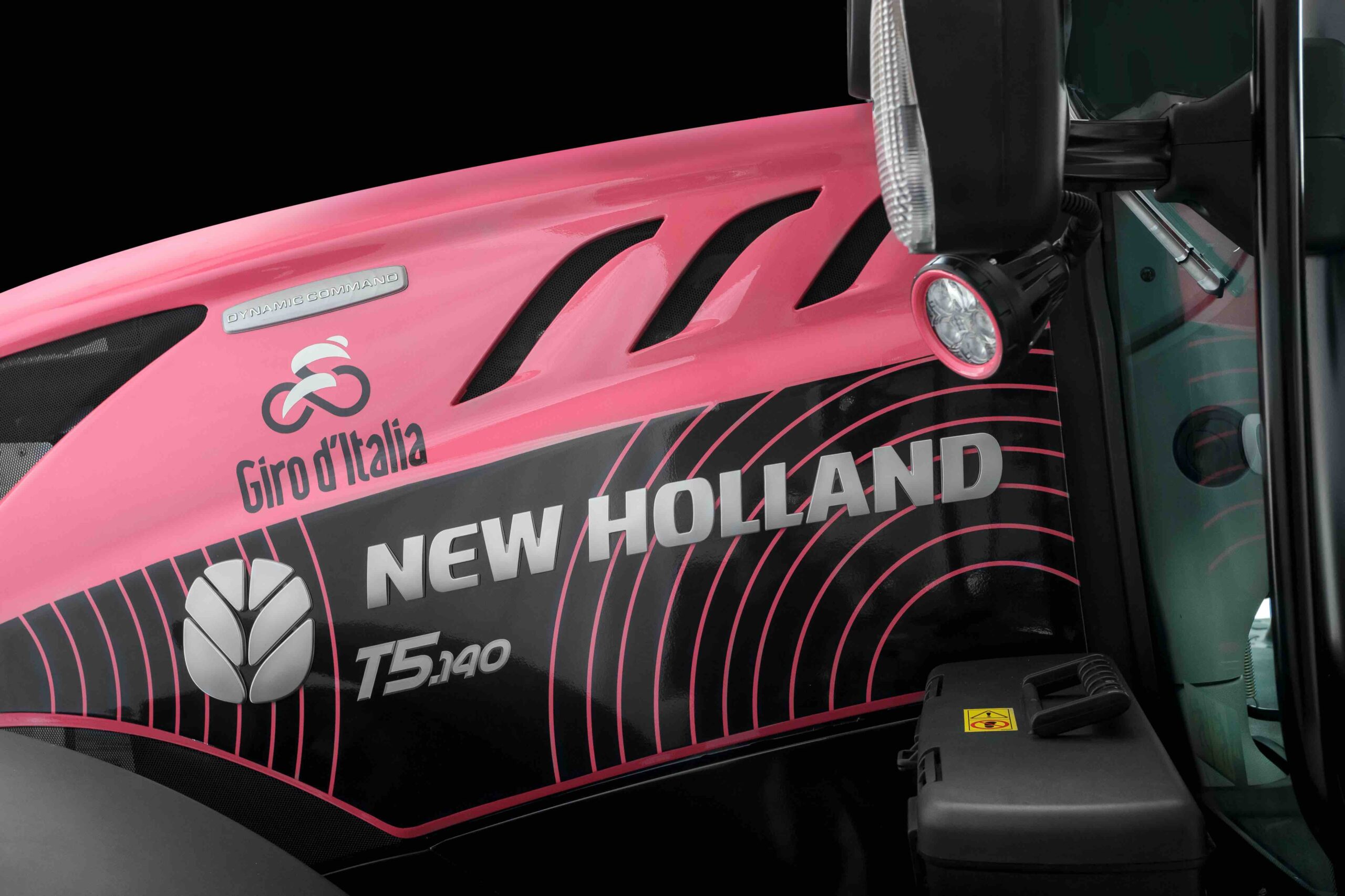 Un tracteur New Holland porte le maillot de Leader au Giro d’Italia
