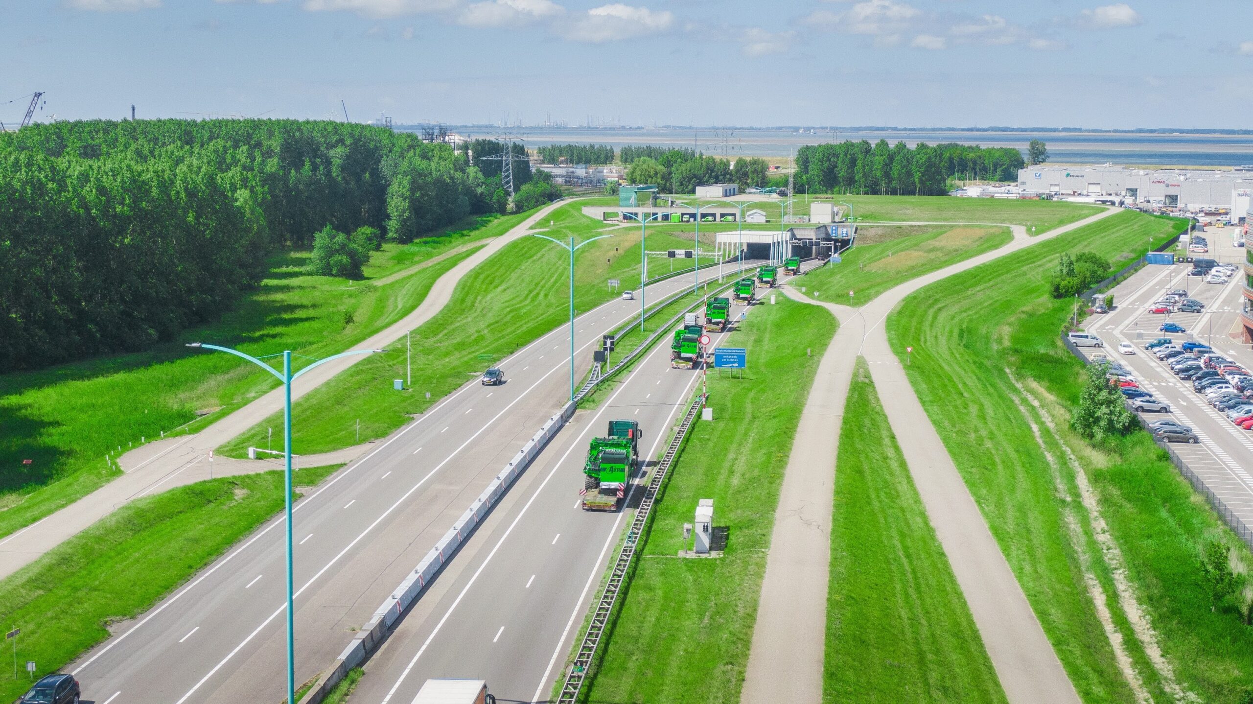 Mega-machinekonvooi verlaat AVR Roeselare naar Denemarken
