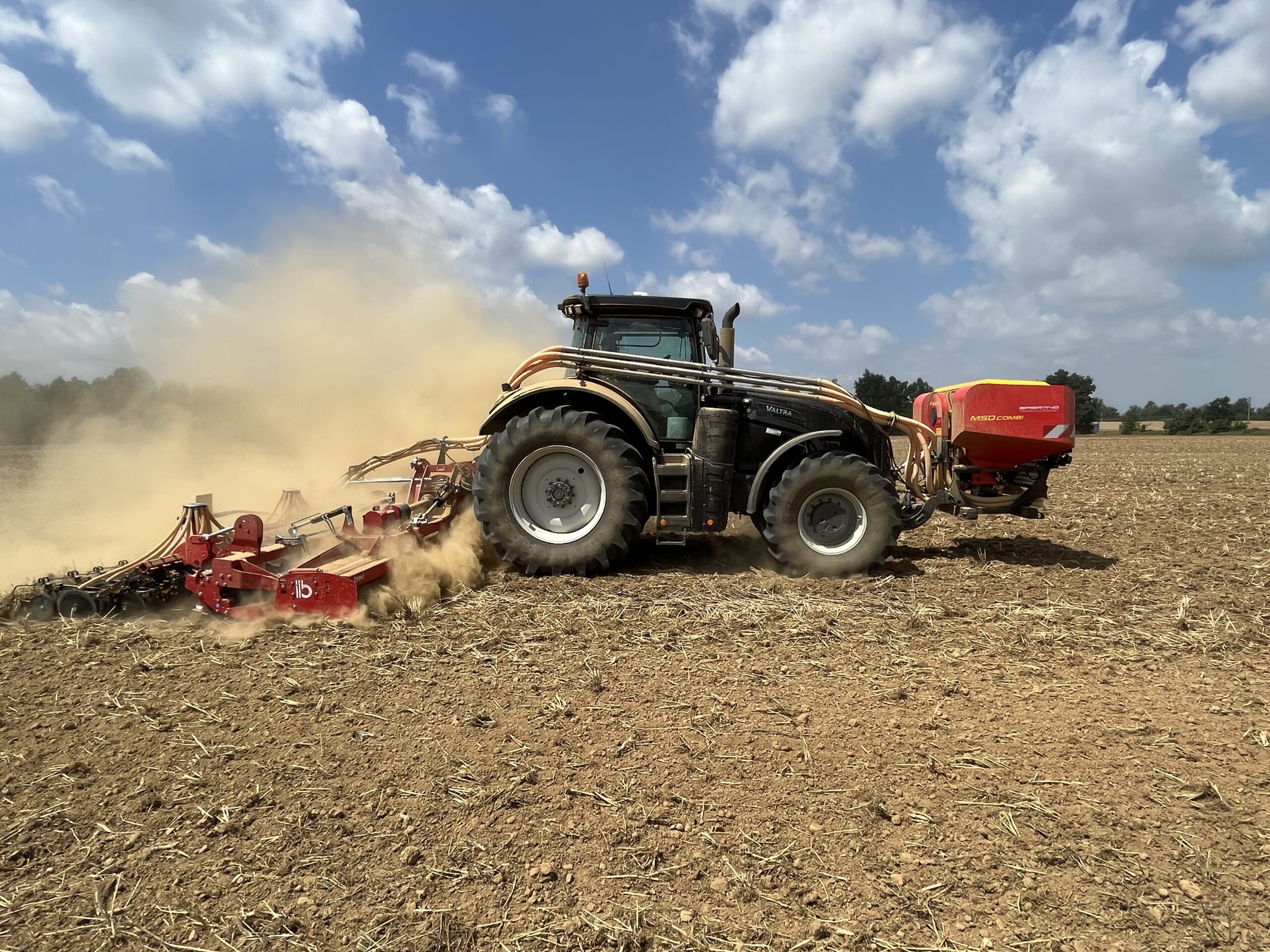 1 SEMIS DU SORGHO SUR TERRAIN NON LABOURÉ: LE SEMOIR À CÉRÉALES REPLIABLEMSD COMBI DE MATERMACC SE PRÉSENTE EN COMBINAISON AVEC  UNE HERSE ROTATIVE