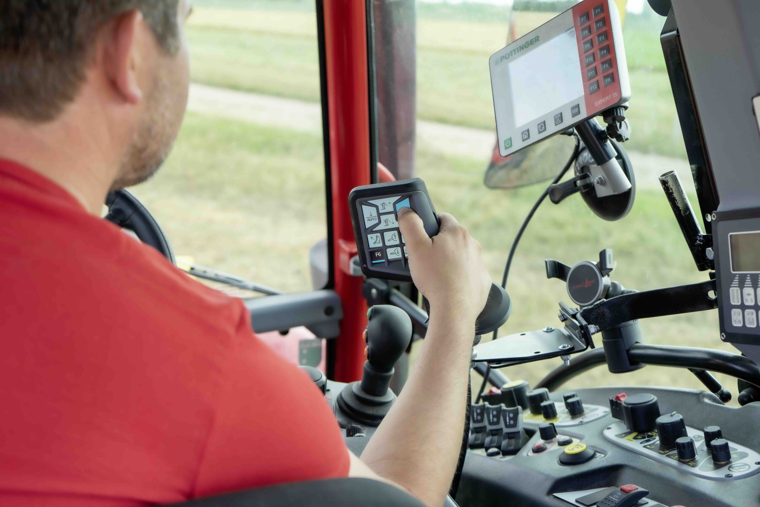 Nieuwe bedieningsinstrumenten voor PÖTTINGER apparatuur: SELECT CONTROL terminal en CCI A3 joystick