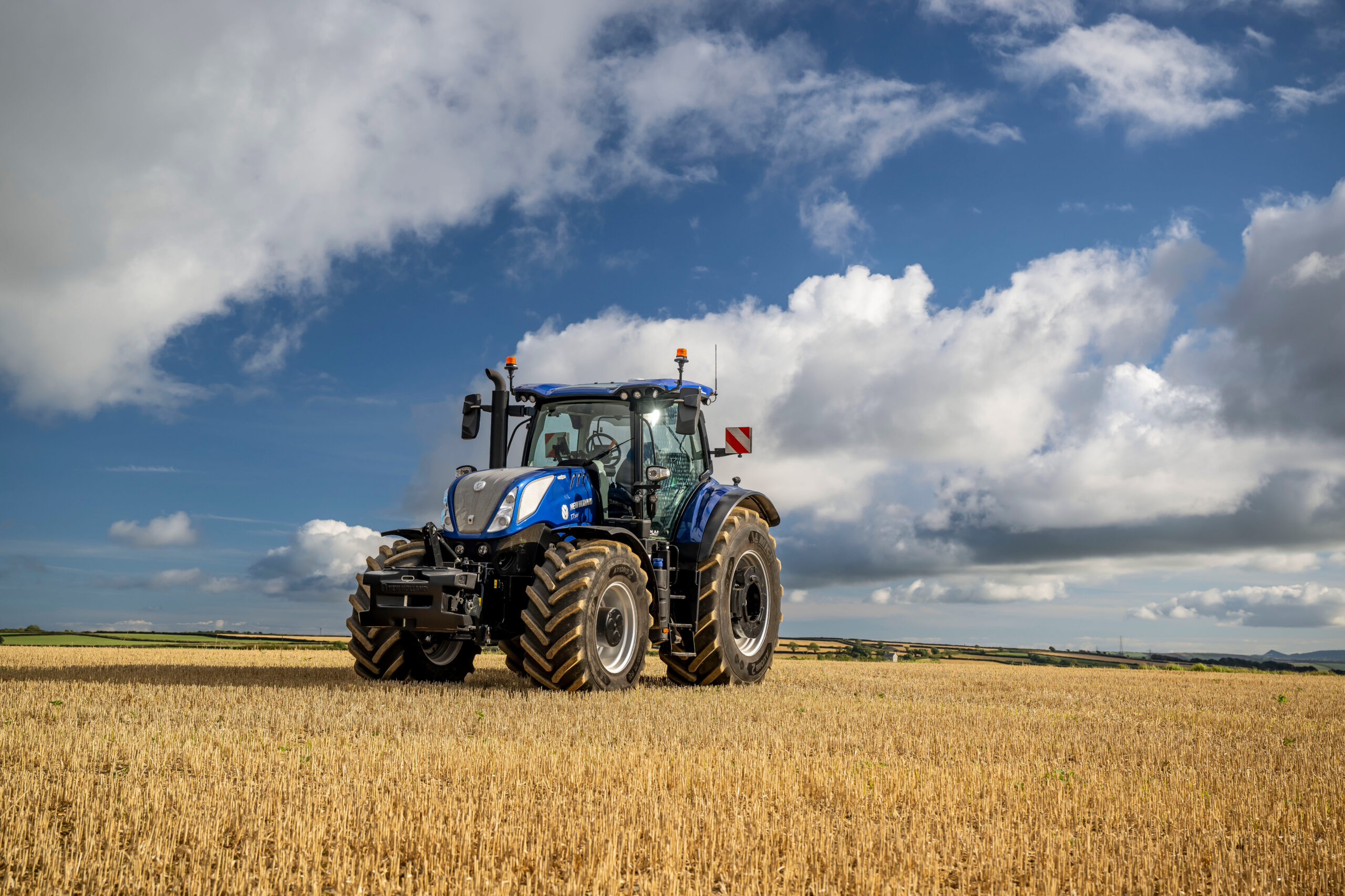 NOUVEAU FLEURON DE LA SÉRIE T7 DE NEW HOLLAND À EMPATTEMENT LONG