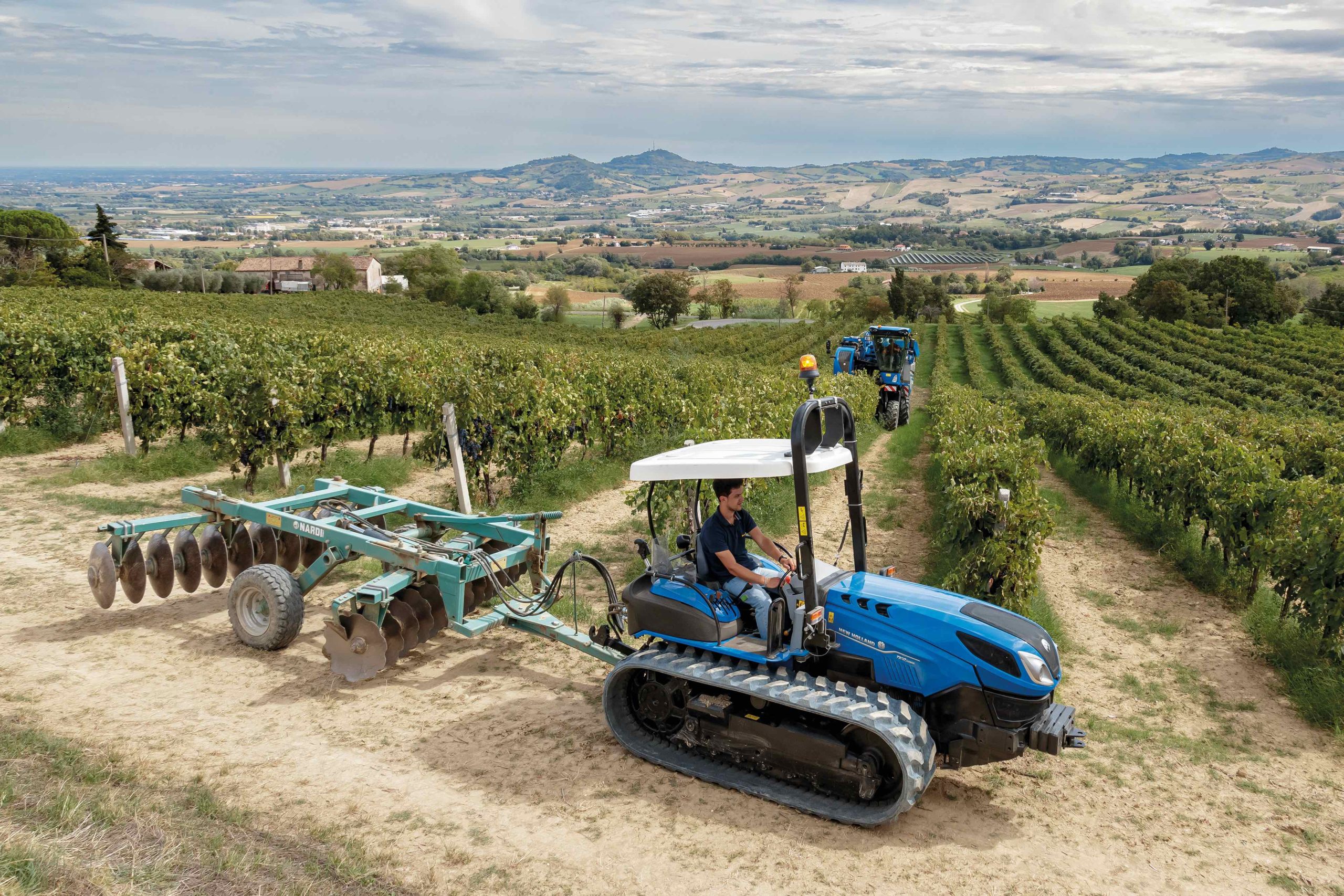 New Holland renouvelle son offre de tracteurs spécialisés avec les nouvelles séries T4 F/N/V, TK4, et le nouveau T4F S. Le T4.120 F est « Best of Specialized » à Tractor of the Year 2023.
