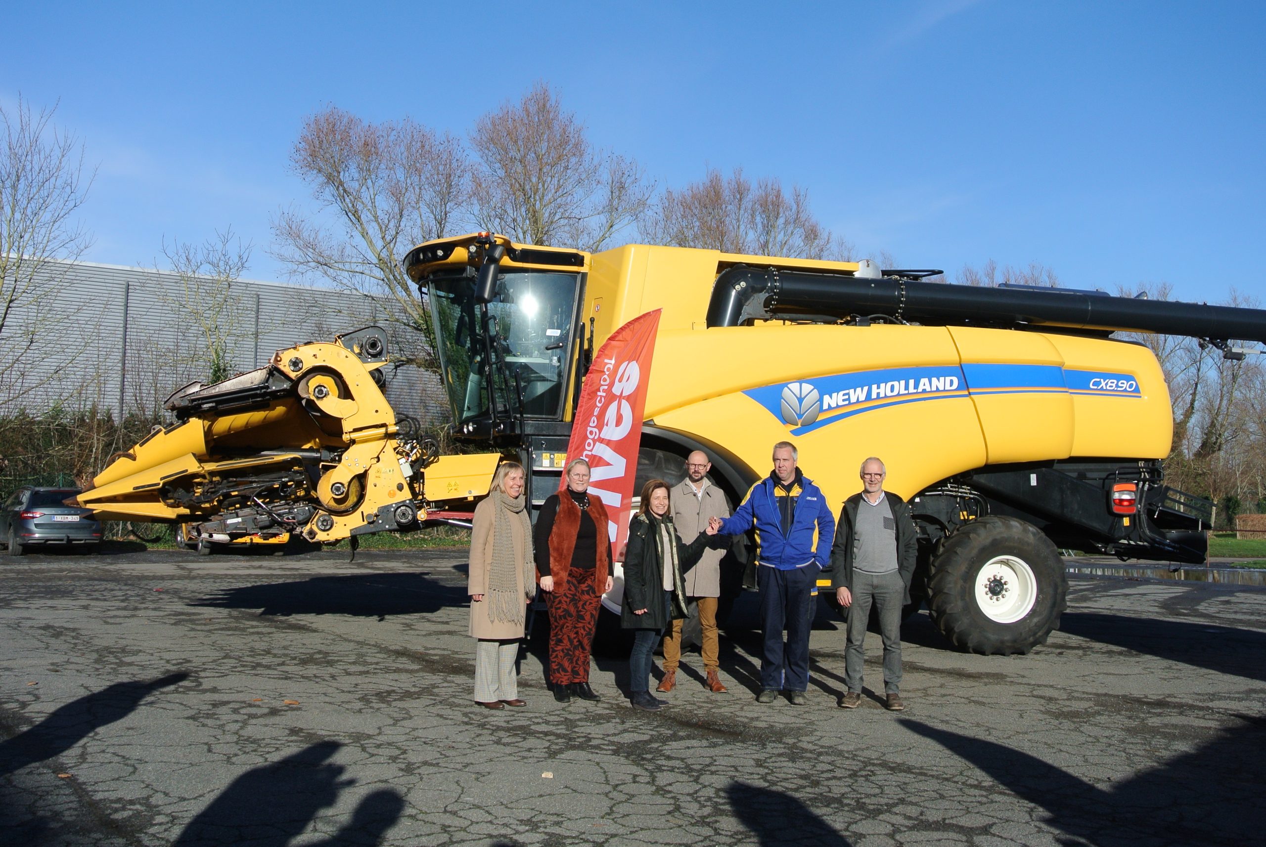 ONDERWIJS EN BEDRIJFSLEVEN GAAN HAND IN HAND NEW HOLLAND SCHENKT MAAIDORSER AAN HOGESCHOOL VIVES IN ROESELARE