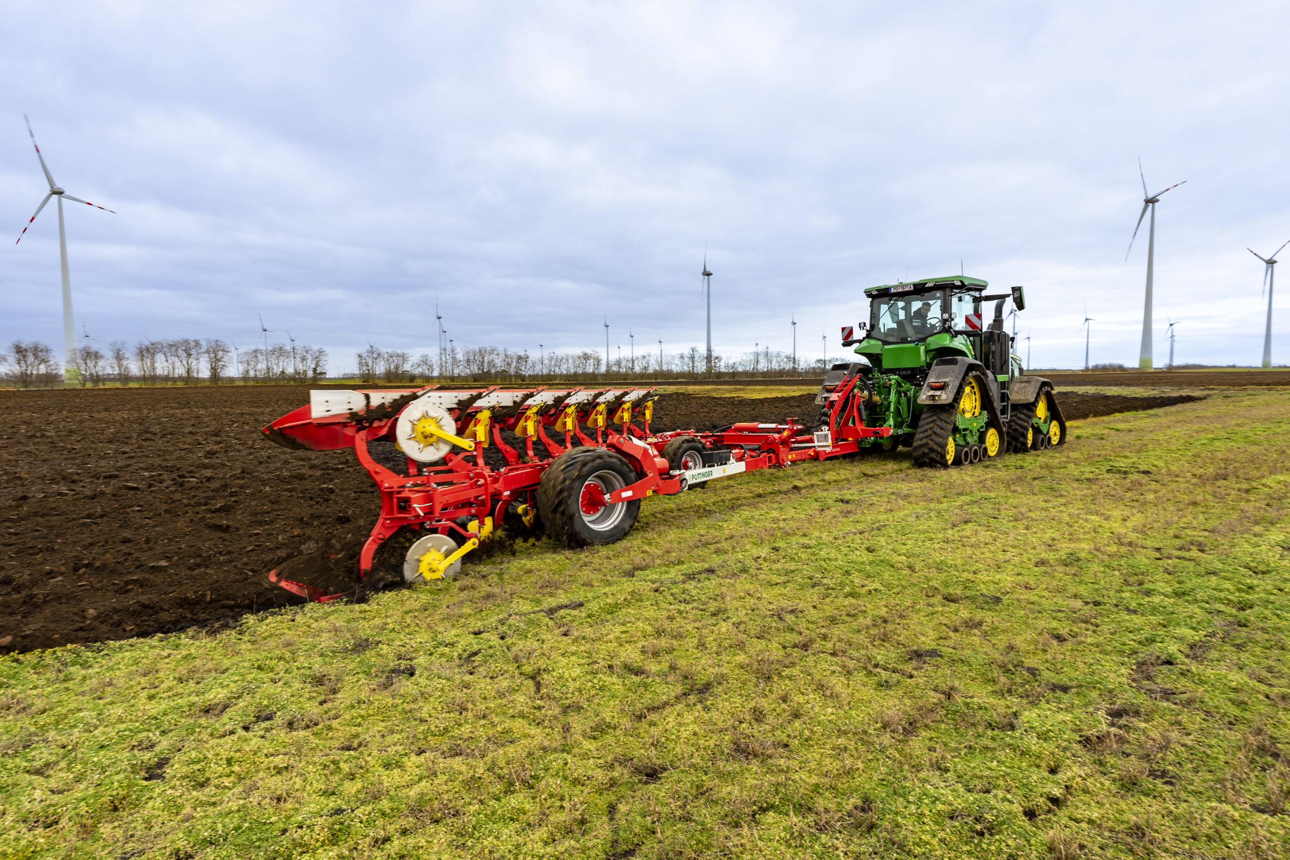 Charrue SERVO T 6000, parée pour le labour hors-raie