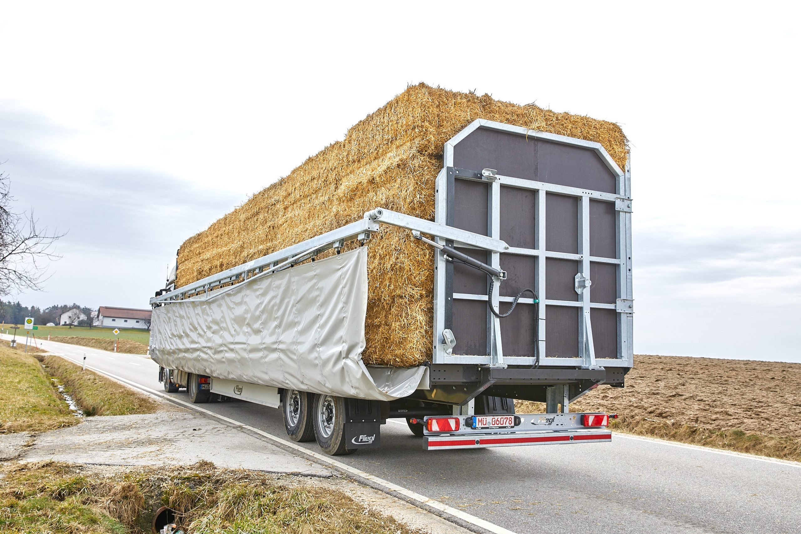 Plus grande, plus rapide, plus pratique : Fliegl présente la semi-remorque innovante SZS 300 BL Ultra pour un transport efficace des balles
