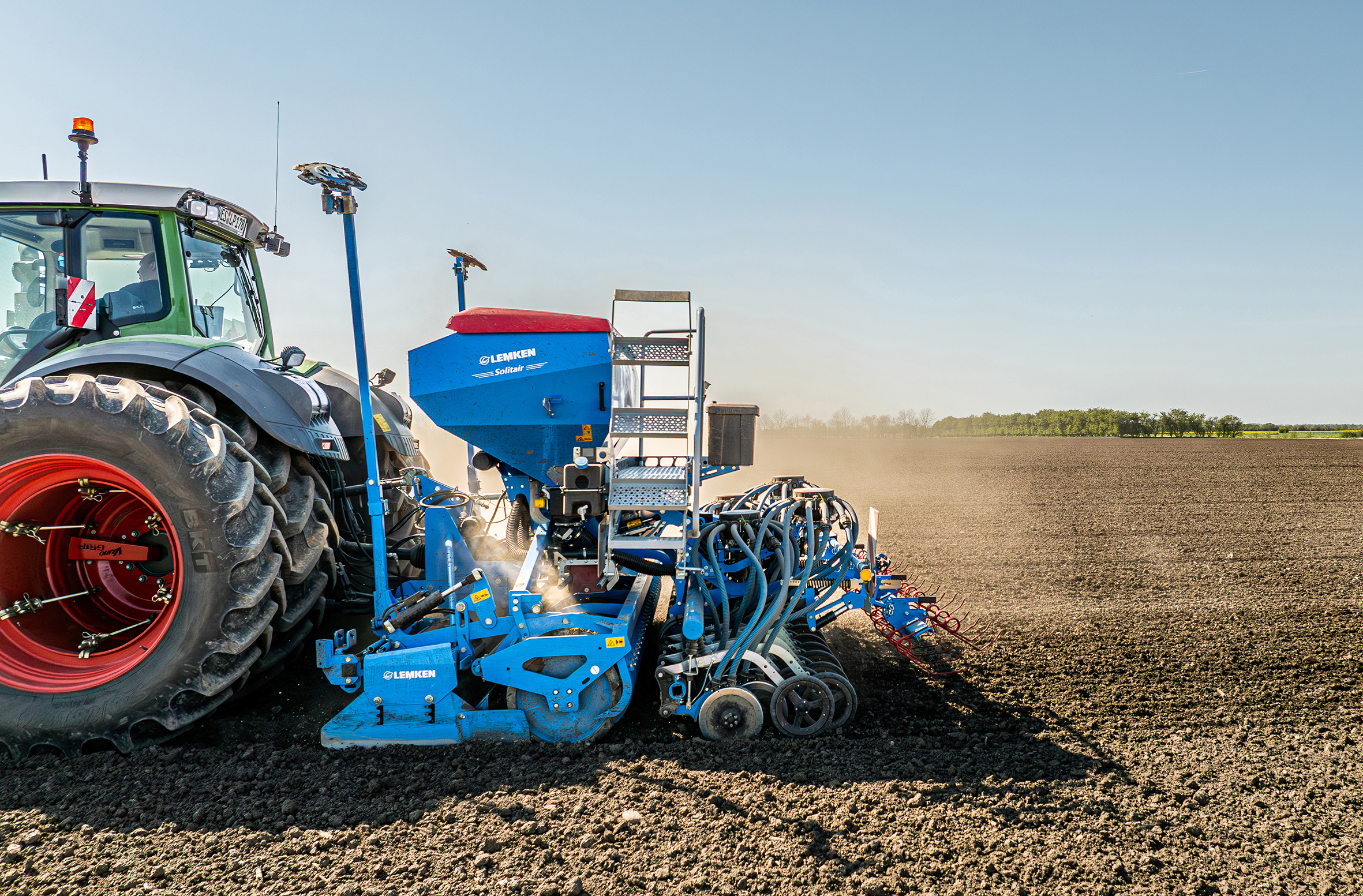 Un duo imbattable: le nouveau Solitair de LEMKEN avec la herse rotative Zirkon