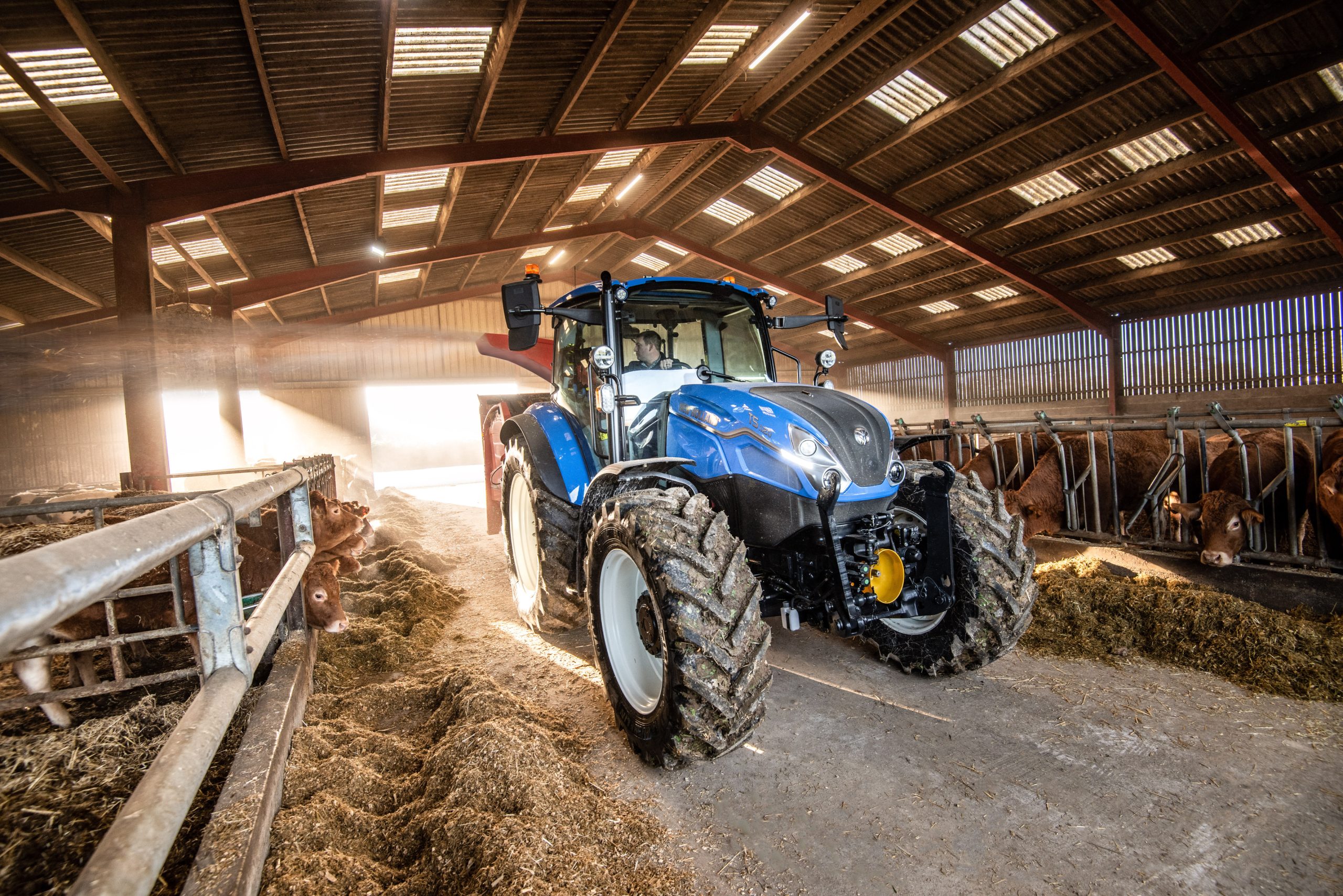 Frisse styling aan de buitenkant, nieuwe functies in de cabine: de volgende generatie New Holland T5 Dual Command