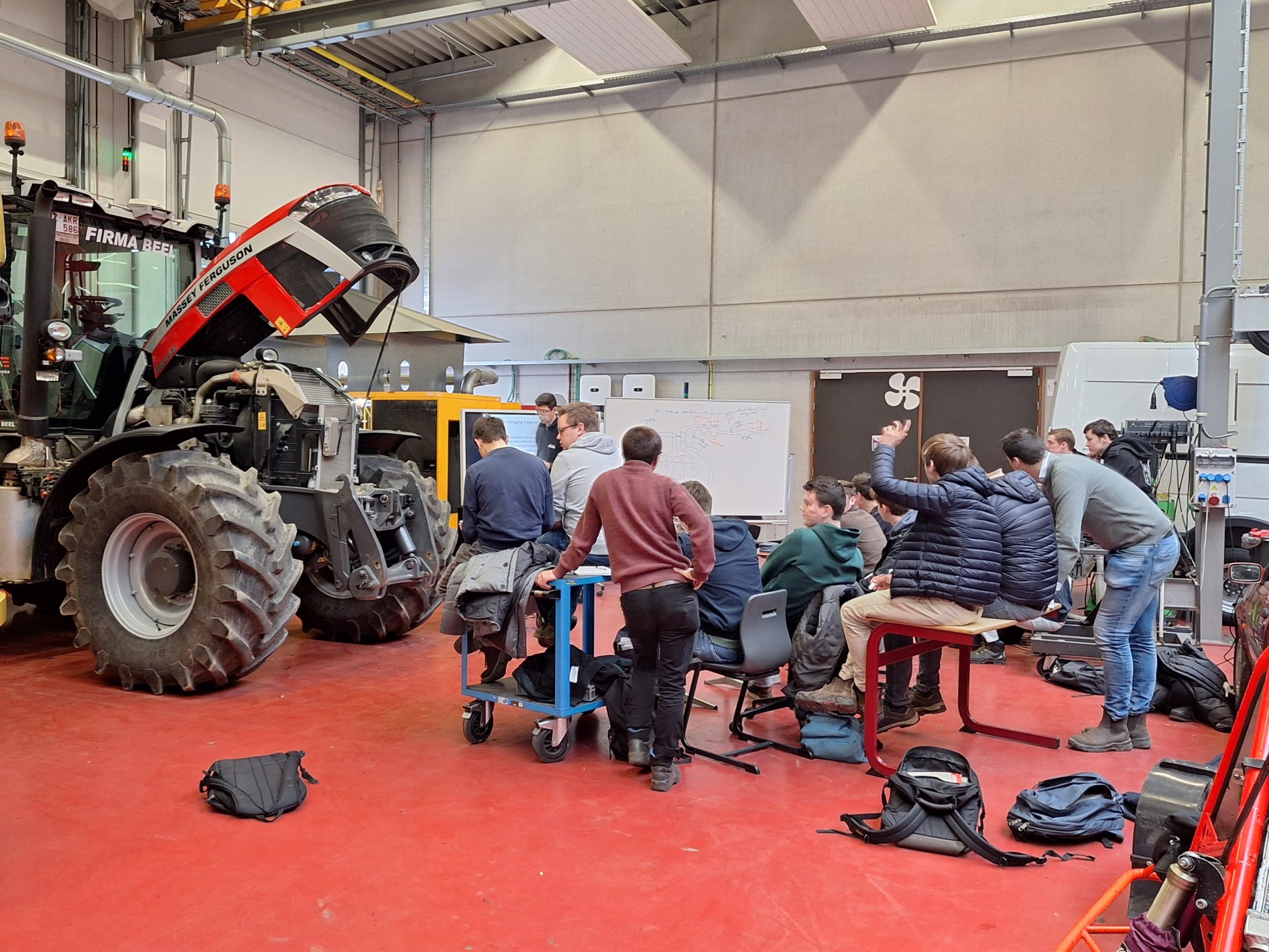 Hogeschool VIVES neemt via samenwerking met Fedagrim en Firma Beel een nieuwe tractor in ontvangst