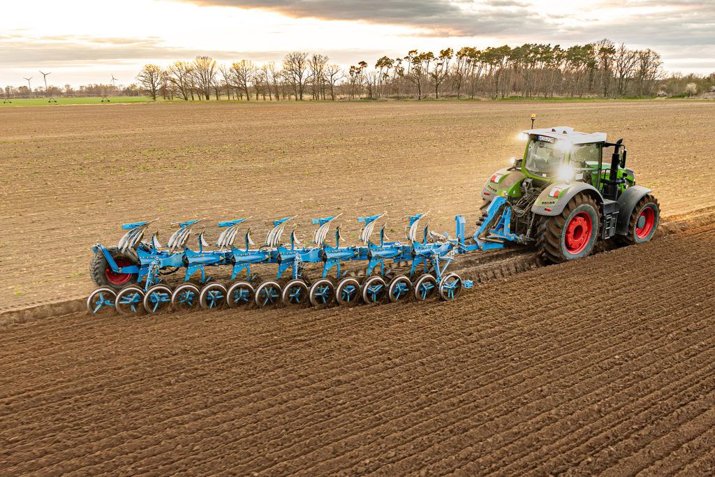 Diamant 18 de LEMKEN à rouleau packer intégré