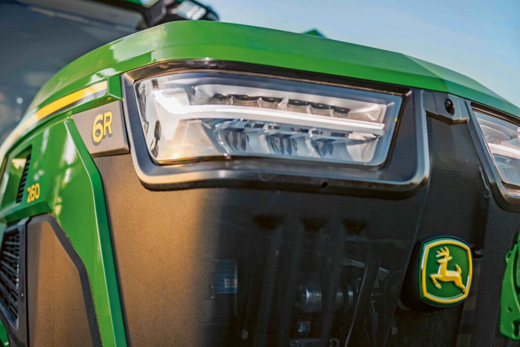 John Deere vernieuwt 6M en 6R tractoren en lanceert nieuwe frontladers
