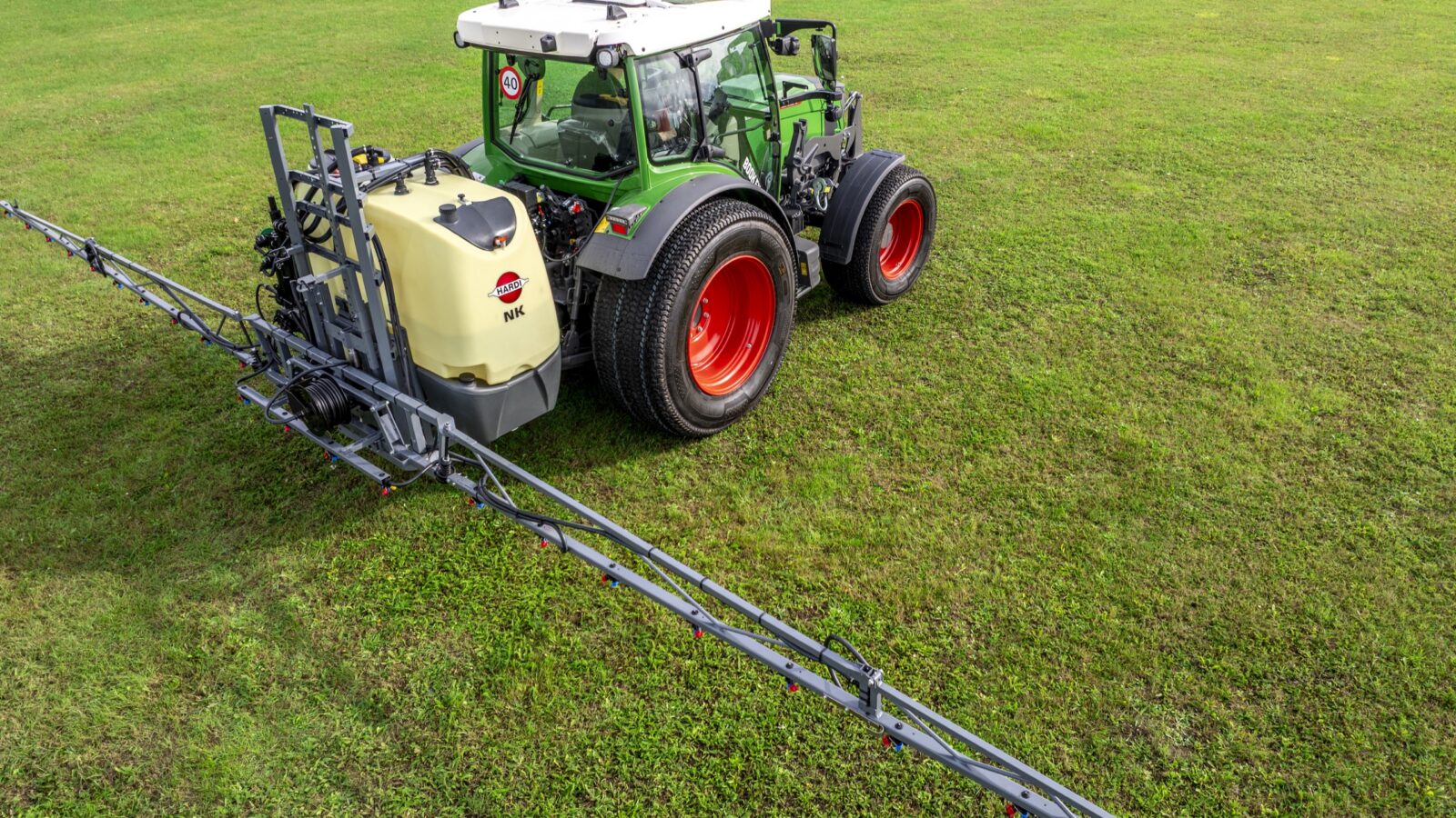 HARDI NK 1000 gedragen veldspuit achter een tractor